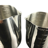 Mediciones de café de acero inoxidable de grado alimenticio en ambos lados dentro de la jarra de lanza láctea jarra